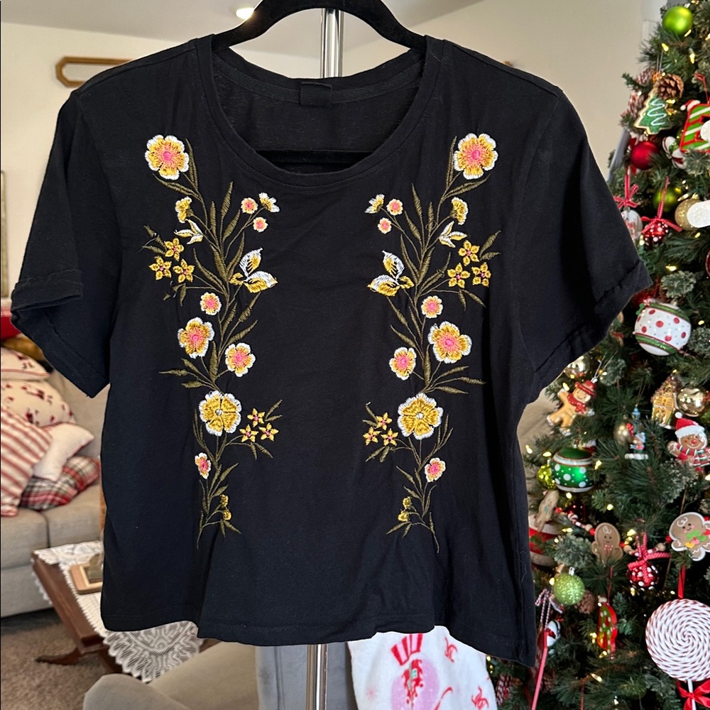 Vibe N’ Black Floral Embroidered Top size medium